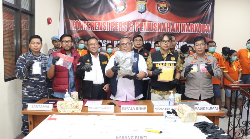 POLDA KEPRI UNGKAP PULUHAN KASUS NARKOTIKA DAN MUSNAHKAN BARANG BUKTI HASIL PENGUNGKAPAN JULI 2025