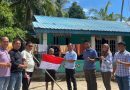DITRESNARKOBA POLDA KEPRI BAGIKAN BENDERA MERAH PUTIH KEPADA MASYARAKAT KEPRI