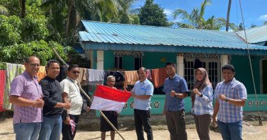 DITRESNARKOBA POLDA KEPRI BAGIKAN BENDERA MERAH PUTIH KEPADA MASYARAKAT KEPRI