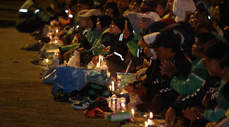 KAPOLDA KEPRI HADIRI DOA BERSAMA DAN NYALA LILIN UNTUK DUA DRIVER OJOL YANG GUGUR