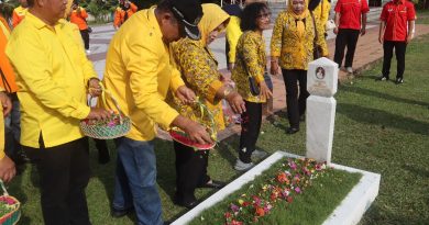 Berbagi Sembako dan Ziarah ke Makam Pahlawan di HUT Partai Golkar ke 61 Tahun