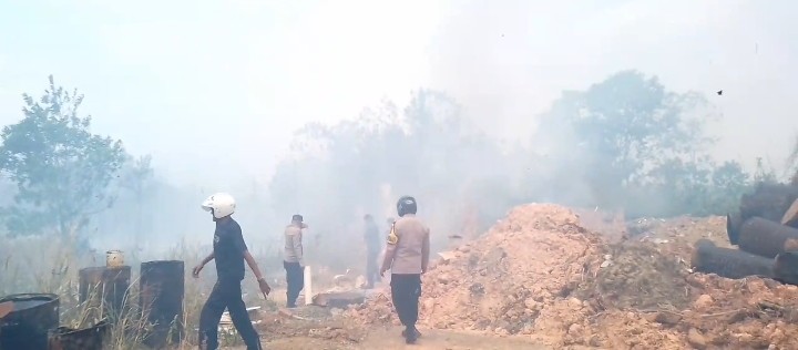 Kebakaran Hebat Terjadi di Madong Kampung Bugis, Hanguskan Areal PT Pengaspalan