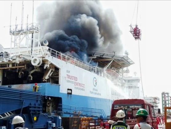 Kapal di Galangan Batu Aji Batam Terbakar, Asap Hitam Membumbung Tinggi di Area PT ASL