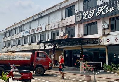 Kebakaran Hotel Laut Jaya Di Pelantar 2, Dua Armada DPK Tanjungpinang Dikerahkan