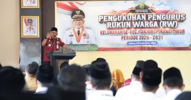 Kukuhkan 28 Ketua RW Tanjungpinang Timur, Wali Kota Lis Tekankan Peran RW Sebagai Penghubung Pemerintah Dan Warga
